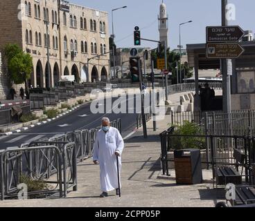 Jérusalem, Israël. 19 septembre 2020. Un palestinien porte un masque protecteur à Jérusalem, lors d'un confinement du coronavirus sur Rosh Hashanah, le nouvel an juif, le samedi 19 septembre 2020. Israël est entré dans une période de confinement à l'échelle nationale de trois semaines avant le début de Rosh Hashanah dans la tentative du gouvernement de réduire la propagation rampante de COVID-19, obligeant les résidents à rester à la maison pendant les hautes vacances juives. Photo par Debbie Hill/UPI crédit: UPI/Alay Live News Banque D'Images