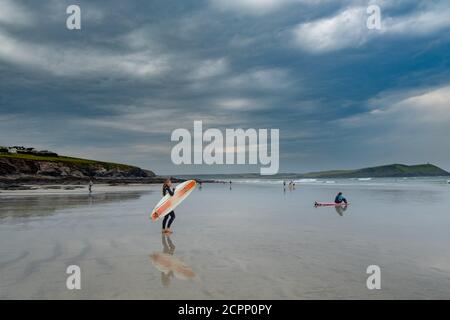 Polzeath, Cornwall, Royaume-Uni. 19 septembre 2020. Météo Royaume-Uni. La plage de Polzeath était encore occupée aujourd'hui avec des surfeurs, malgré les nuages orageux à l'horizon. Crédit Simon Maycock / Alamy Live News. Banque D'Images