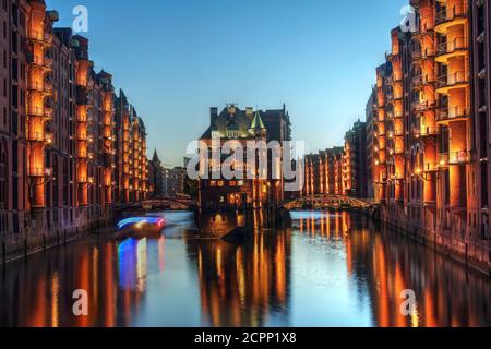 Vue au crépuscule du quartier des entrepôts (Speicherstadt) à Hambourg, Allemagne Banque D'Images