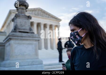 Washington, États-Unis. 19 septembre 2020. Une femme portant un masque à la ressemblance de Ruth Bader Ginsburg, rend hommage à Ruth Bader Ginsburg, juge adjointe de la Cour suprême, à la Cour suprême des États-Unis à Washington, DC, le samedi 19 septembre 2020. Ginsburg est mort à 87 ans après une bataille contre le cancer du pancréas hier. Photo de Ken Cedeno/UPI crédit: UPI/Alay Live News Banque D'Images