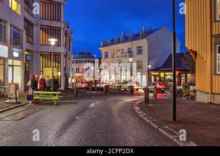 Scène de rue sur la rue Skolavordustigur dans le centre-ville de Reykjavik, en Islande, menant à l'église Hallgrimskirkja, l'un des points de repère de la ville. Banque D'Images