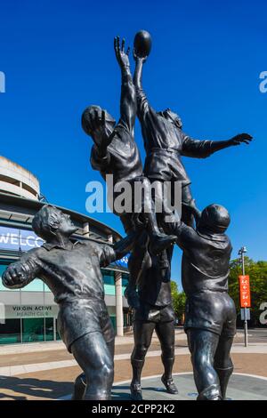 Angleterre, Londres, Twickenham, Twickenham Rugby Stadium, Rugby Line-Out Sculpture de Gerald Laing en 2010 Banque D'Images