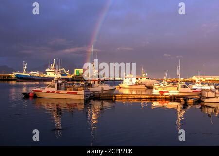 Arc-en-ciel pendant un coucher de soleil spectaculaire sur le port de Hofn dans la partie sud-est de l'Islande. Banque D'Images