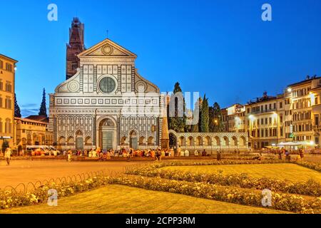 Scène nocturne avec la basilique de Santa Maria Novella à Florence, Italie Banque D'Images