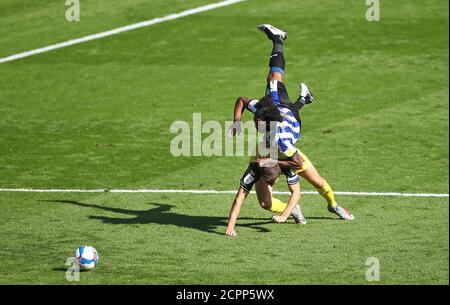 Izzy Brown (haut) de Sheffield Wednesday est en collision avec Tom Cleverley de Watford lors du match de championnat Sky Bet à Hillsborough, Sheffield. Banque D'Images