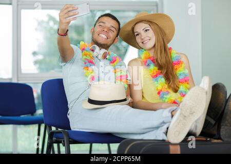 couple asiatique touriste prenant un selfie à l'aéroport avant le voyage Banque D'Images