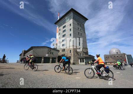 Schierke, Allemagne. 19 septembre 2020. Les cyclistes sont sur le 'Brocken' dans les montagnes Harz. Le temps ensoleillé a attiré de nombreux visiteurs au Brocken. Credit: Matthias Bein/dpa-Zentralbild/ZB/dpa/Alay Live News Banque D'Images