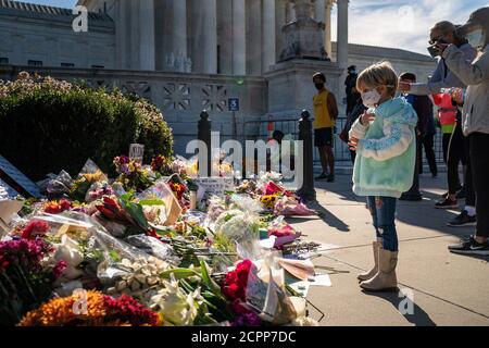 Washington, États-Unis. 19 septembre 2020. June Tuss, 6 ans, of Falls Church, va., prie comme d'autres montrent leurs respects pour la juge associée de la Cour suprême Ruth Bader Ginsburg à la Cour suprême des États-Unis à Washington, DC le samedi 19 septembre 2020. Ginsburg est mort à 87 ans après une bataille contre le cancer du pancréas hier. Photo de Ken Cedeno/UPI crédit: UPI/Alay Live News Banque D'Images