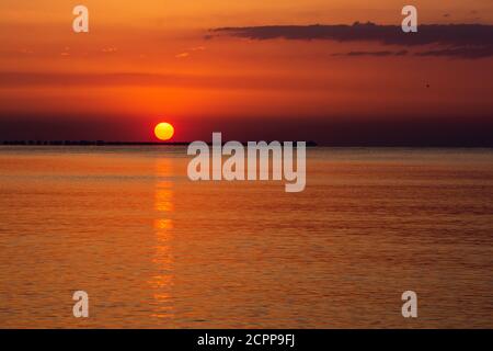 Vue fascinante sur un coucher de soleil coloré au-dessus d'une mer Banque D'Images