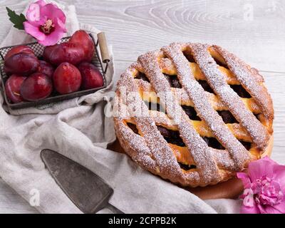 Délicieux gâteau à la tarte maison avec prune, gros plan Banque D'Images