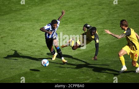 Kadeem Harris de Sheffield Wednesday (à gauche) et Ken Sema de Watford se battent pour le ballon lors du match de championnat Sky Bet à Hillsborough, Sheffield. Banque D'Images