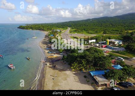 Image d'un drone aérien de Salem Paradise Beach, une belle plage publique à Salen, dans le nord de la Jamaïque. Banque D'Images