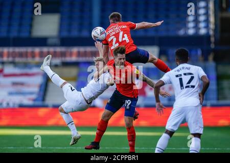 Luton, Royaume-Uni. 07e juillet 2020. Kamil Jozwiak, du comté de Derby (7), James Collins, de Luton Town (19) et Rhys Norrington-Davies, de Luton Town (24), dans une bataille aérienne lors du match de championnat Sky Bet joué derrière des portes fermées entre Luton Town et Derby County, à Kenilworth Road, Luton, en Angleterre, le 19 septembre 2020. Photo de David Horn. Crédit : Prime Media Images/Alamy Live News Banque D'Images