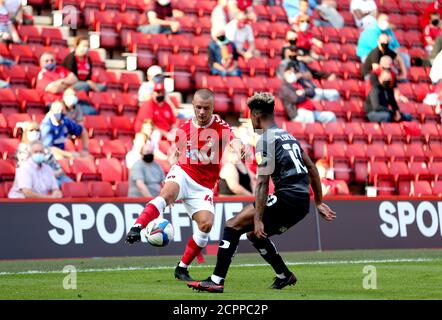 Charlie Barker de Charlton Athletic (à gauche) et Jason Lokilo de Doncaster Rovers se battent pour le ballon lors du match de la Sky Bet League One à la Valley, Londres. Banque D'Images