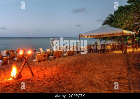 Coucher de soleil sur Bamboo Beach (anciennement appelé Raggae Beach) près d'Ocho Rios, en Jamaïque Banque D'Images