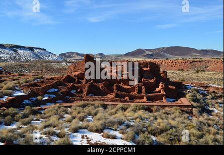 Vallée avec le pittoresque rocher rouge Puebloan demeure en ruines. Banque D'Images