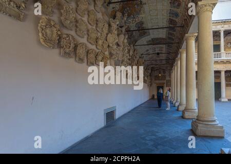 Deux personnes dans le couloir extérieur du Palazzo Bo, Université de Padoue, Italie Banque D'Images
