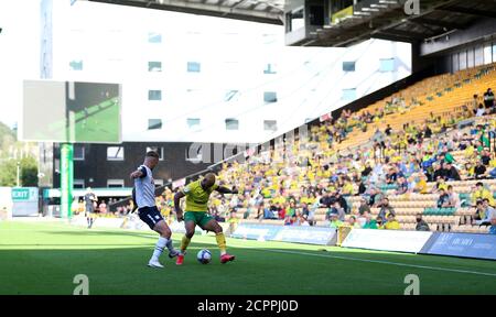 Onel Hernandez de Norwich City (à droite) et Patrick Bauer de Preston North End se battent pour le ballon tandis que les fans regardent le match du championnat Sky Bet à Carrow Road, Norwich. Banque D'Images