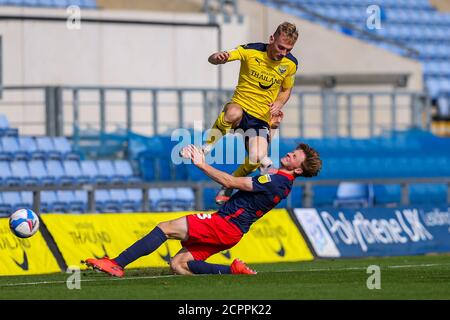 Oxford, Royaume-Uni. 19 septembre 2020. Mark Sykes, d'Oxford United, est bouledossé par Denver Hume, de Sunderland, lors du match Sky Bet League 1, à huis clos entre Oxford United et Sunderland, au Kassam Stadium, à Oxford, en Angleterre, le 19 septembre 2020. Photo de Nick Browning/Prime Media Images. Crédit : Prime Media Images/Alamy Live News Banque D'Images