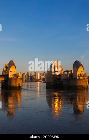 Angleterre, Londres, Greenwich, la barrière de la Tamise et la Tamise Banque D'Images