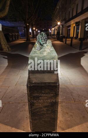 Angleterre, Londres, The Strand, Statue d'Oscar Wilde de Maggi Hambling intitulée « A conversation with Oscar Wilde » Banque D'Images