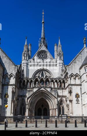 Angleterre, Londres, Holborn, The Strand, les cours royales de justice Banque D'Images