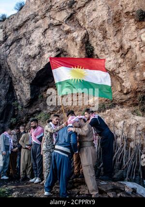 Duhok, Irak. 21 mars 2018. Drapeau de la vague kurde et baiser les uns les autres pendant la célébration de Newroz. Akre est connue pour ses célébrations de Newroz, une ville du gouvernorat de Duhok, dans la région du Kurdistan. (Photo de Jawdat Ahmed/Pacific Press/Sipa USA) crédit: SIPA USA/Alay Live News Banque D'Images