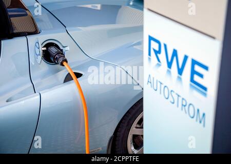 Essen, Rhénanie-du-Nord-Westphalie, Allemagne - une voiture électrique, le roadster Tesla dans l'édition Brabus, est chargée à une station de recharge rapide RWE Banque D'Images