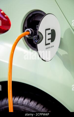 Essen, Rhénanie-du-Nord-Westphalie, Allemagne - une voiture électrique est chargée dans une station de charge rapide RWE d'Essen. Banque D'Images