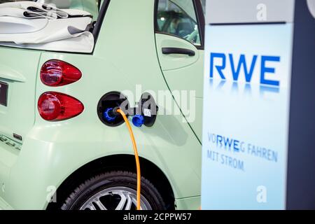 Essen, Rhénanie-du-Nord-Westphalie, Allemagne - une voiture électrique est chargée dans une station de charge rapide RWE d'Essen. Banque D'Images