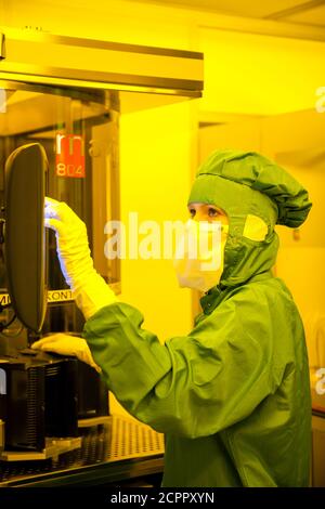 Duisburg, Rhénanie-du-Nord-Westphalie, Allemagne - haute technologie dans la région de la Ruhr. Un microtechnologue travaille dans la salle blanche de l'Institut Fraunhofer Banque D'Images