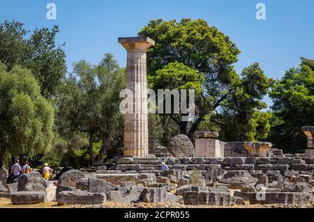 Olympia, Elis, Péloponnèse, Grèce - Olympie ancienne, ici reste des colonnes du Temple de Zeus. Banque D'Images