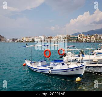 Kalamata, Messenia, Péloponnèse, Grèce - bateaux de pêche dans le port de Kalamata. Banque D'Images