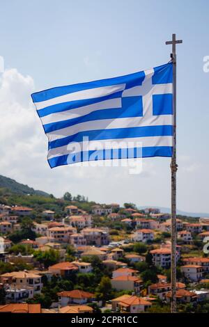 Kyparissia, Messenia, Péloponnèse, Grèce - drapeau grec sur le château avec vue sur la ville côtière de Kyparissia. Banque D'Images