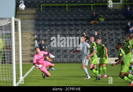 Le gardien de but Luke McGee (à gauche) de Forest Green Rovers enregistre un cliché lors du match Sky Bet League Two au New Lawn, Nailsworth. Banque D'Images