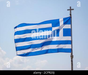 Kyparissia, Messenia, Péloponnèse, Grèce - drapeau grec. Banque D'Images