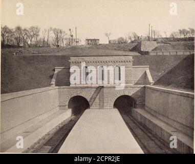 . L'amélioration de New York et l'extension du tunnel du chemin de fer de Pennsylvanie. Publié en octobre 1910 . s dont la destination est dans le quartier du centre-ville de New York, mai alighy et marcher à travers la plate-forme de transfert à un train elec-tric qui va courir à l'église et Cort-landt Street Station de l'Hudson et ManhattanRailroad. Ce train électrique à transport rapide du centre-ville part d'une nouvelle gare sur Military Park, à Newark, là par un nouveau pont au-dessus de la rivière PassaicRiver à Center Street, à Harrison, où les passants peuvent se rendre à des trains pour le centre-ville de Pennsylvanie Sta-tion, ou continuer jusqu'à Je Banque D'Images