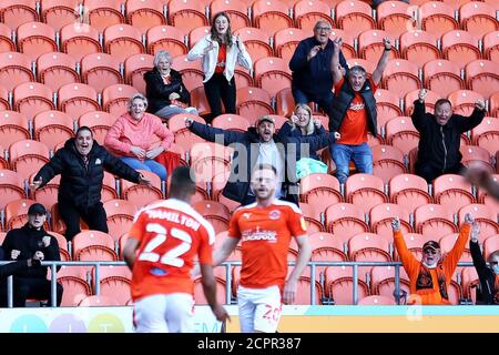 Les fans de Blackpool fêtent depuis les stands après que CJ Hamilton de Blackpool ait inscrit le premier but de son côté lors du match de la Sky Bet League One à Bloomfield Road, Blackpool. Banque D'Images