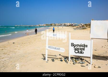 SAL Rei, Boa Vista, Cap-Vert - bar de plage, bar restaurant Boavista social Club sur la plage de la ville Praia do Estoril. Banque D'Images