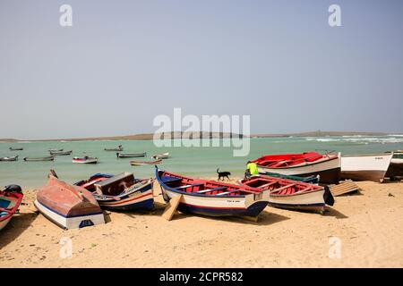 SAL Rei, Boa Vista, Cap-Vert - bateaux de pêche sur la plage de la ville Praia de Diante. Banque D'Images