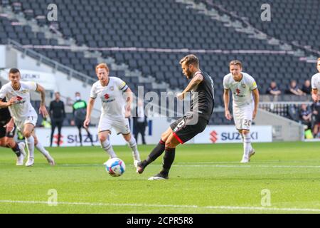 MILTON KEYNES, ANGLETERRE. 19 SEPTEMBRE 2020. Jorge Grant a obtenu des scores de pénalité pour Lincoln City, pour prendre l'initiative de le faire 1 - 0 contre les dons de Milton Keynes, pendant le match Sky Bet League 1 entre les Dons MK et Lincoln City au stade MK, Milton Keynes. (Credit: John Cripps | MI News ) Credit: MI News & Sport /Alay Live News Banque D'Images