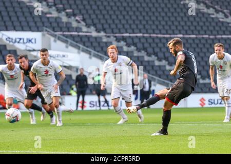 MILTON KEYNES, ANGLETERRE. 19 SEPTEMBRE 2020. Jorge Grant a obtenu des scores de pénalité pour Lincoln City, pour prendre l'initiative de le faire 1 - 0 contre les dons de Milton Keynes, pendant le match Sky Bet League 1 entre les Dons MK et Lincoln City au stade MK, Milton Keynes. (Credit: John Cripps | MI News ) Credit: MI News & Sport /Alay Live News Banque D'Images