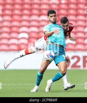 Dominic Solanke (à gauche) de l'AFC Bournemouth et Grant Hall de Middlesbrough se battent pour le ballon lors du championnat Sky Bet au stade Riverside, à Middlesbrough. Banque D'Images