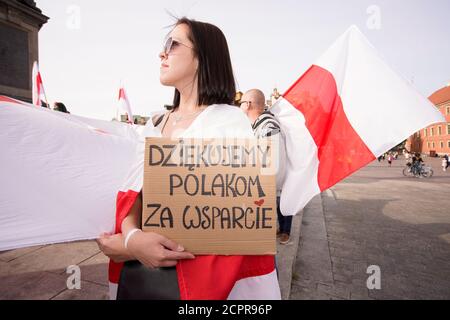 Une femme tient un panneau avec les mots «Merci le peuple polonais pour le soutien» à Varsovie, Pologne, le 19 septembre 2020. Plusieurs dizaines de personnes, la plupart du temps l'être Banque D'Images