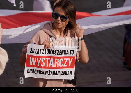 Une femme porte un signe avec les mots '26 ans de Loukachenko C'est suffisant. Les Biélorusses exigent des changements» à Varsovie, en Pologne, le 19 septembre 2020. Severa Banque D'Images