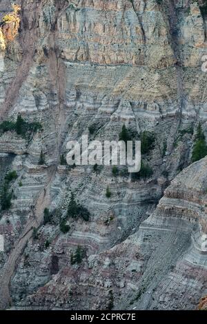 Aldein, province de Bolzano, Tyrol du Sud, Italie. Geoparc Bletterbach. Couches de roche dans la gorge de Bletterbach Banque D'Images