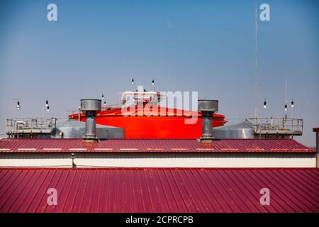 Réservoirs de stockage en acier orange contenant de l'acide dans l'entrepôt de l'usine d'acide sulfurique. Vue rapprochée latérale. Banque D'Images