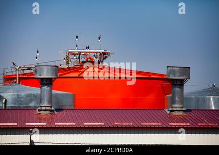 Réservoirs de stockage en acier orange contenant de l'acide dans l'entrepôt de l'usine d'acide sulfurique. Vue rapprochée latérale. Banque D'Images