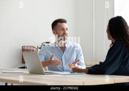 Divers collègues discutent de la stratégie du projet et travaillent ensemble sur le projet Banque D'Images