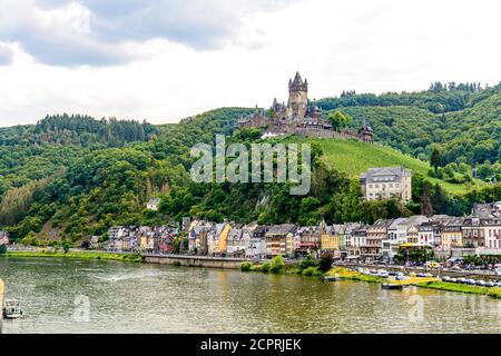 Cochem. Belle ville historique sur la romantique Moselle, la Moselle. Vue sur la ville avec le château de Reichsburg sur une colline. Rhénanie-Palatinat, Allemagne, Banque D'Images